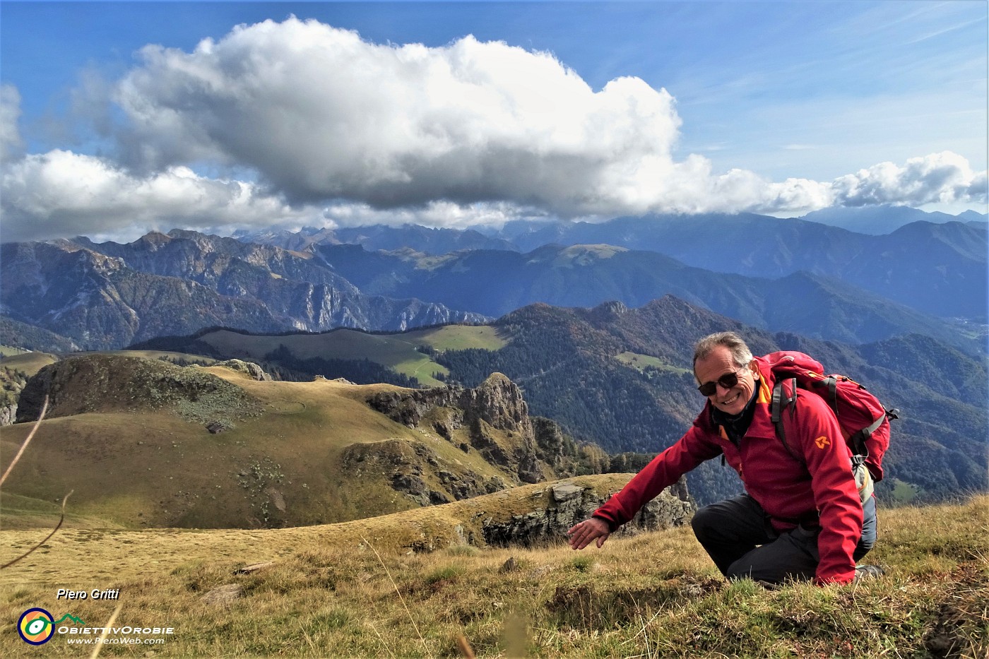 69 Bella vista dall'alto sullo sperone roccioso appena salito del Mincucco con la croce lignea .JPG